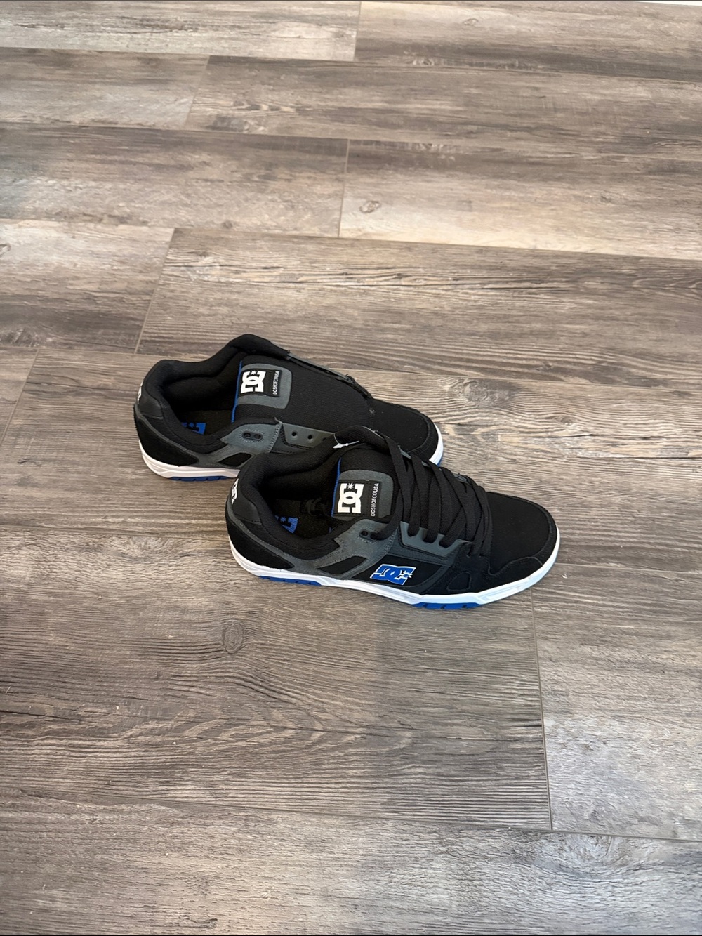 🔥HOST PICK 🔥DC Men’s Black and Blue Low-Top Skate Sneakers‎